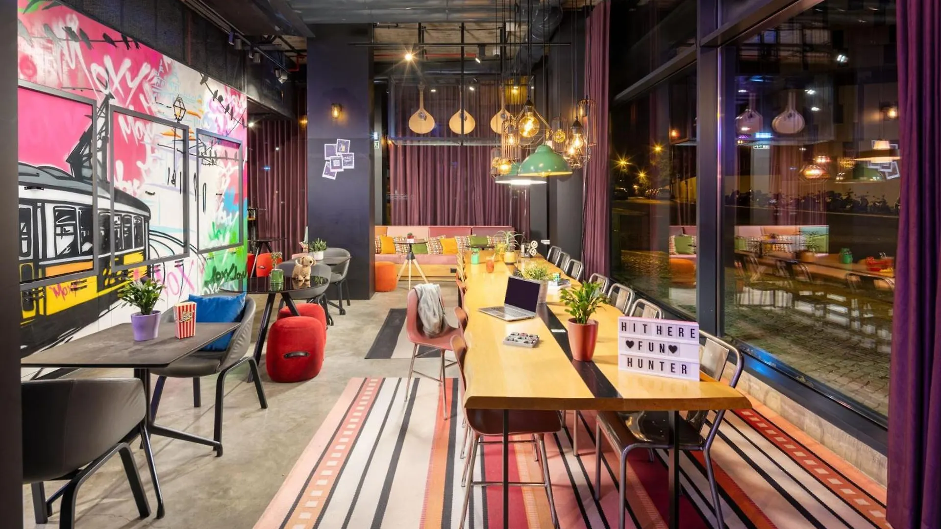 Moxy Lisbon City 3*,