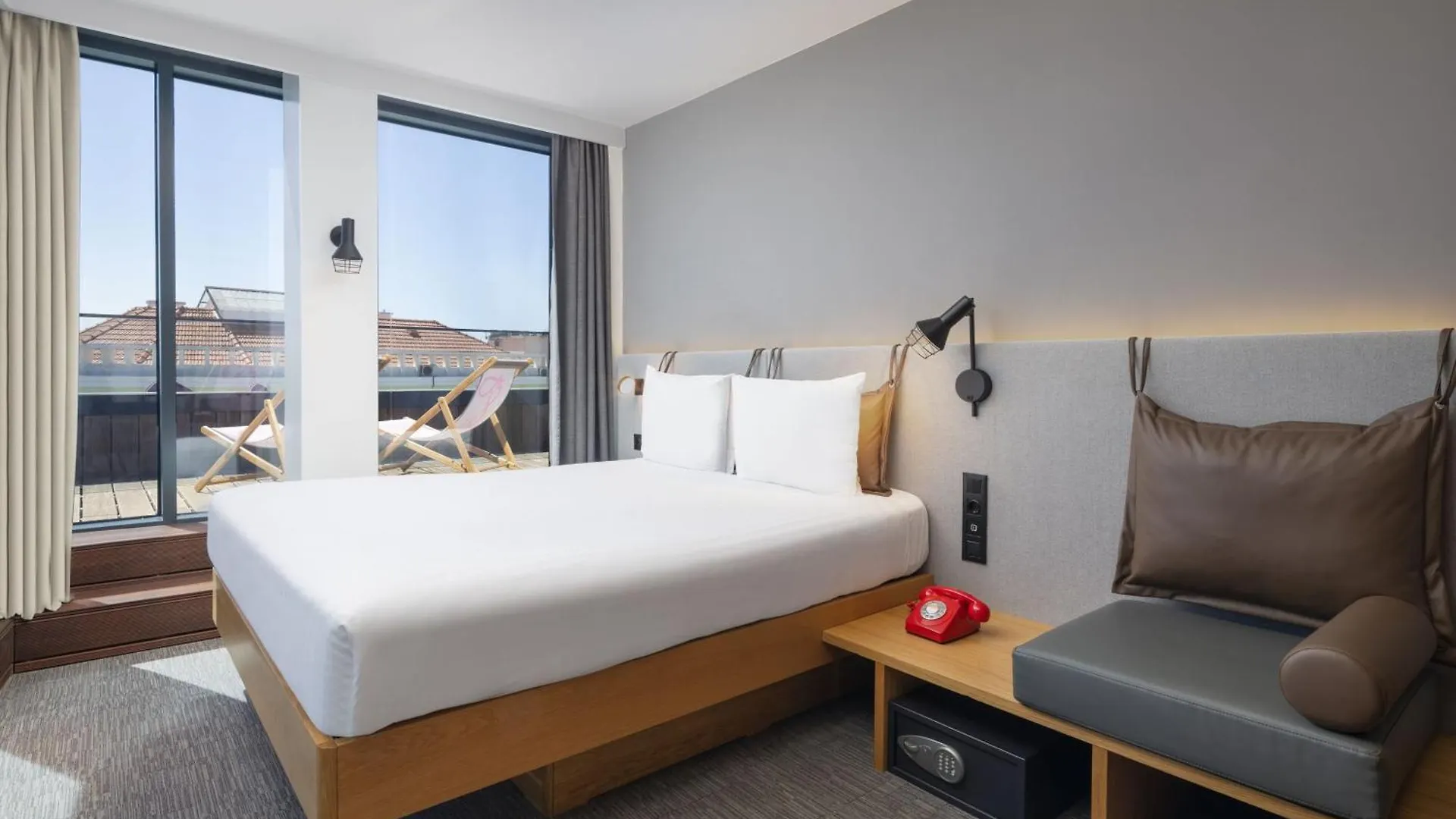 Moxy Lisbon City 3*,