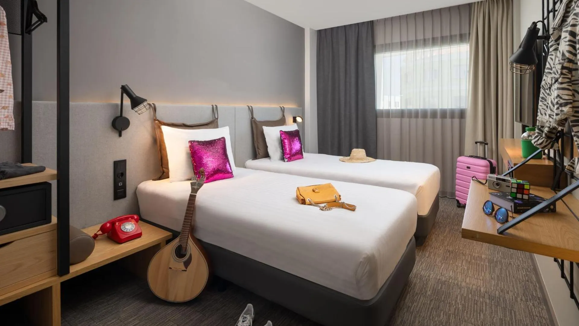 Moxy Lisbon City 3*,