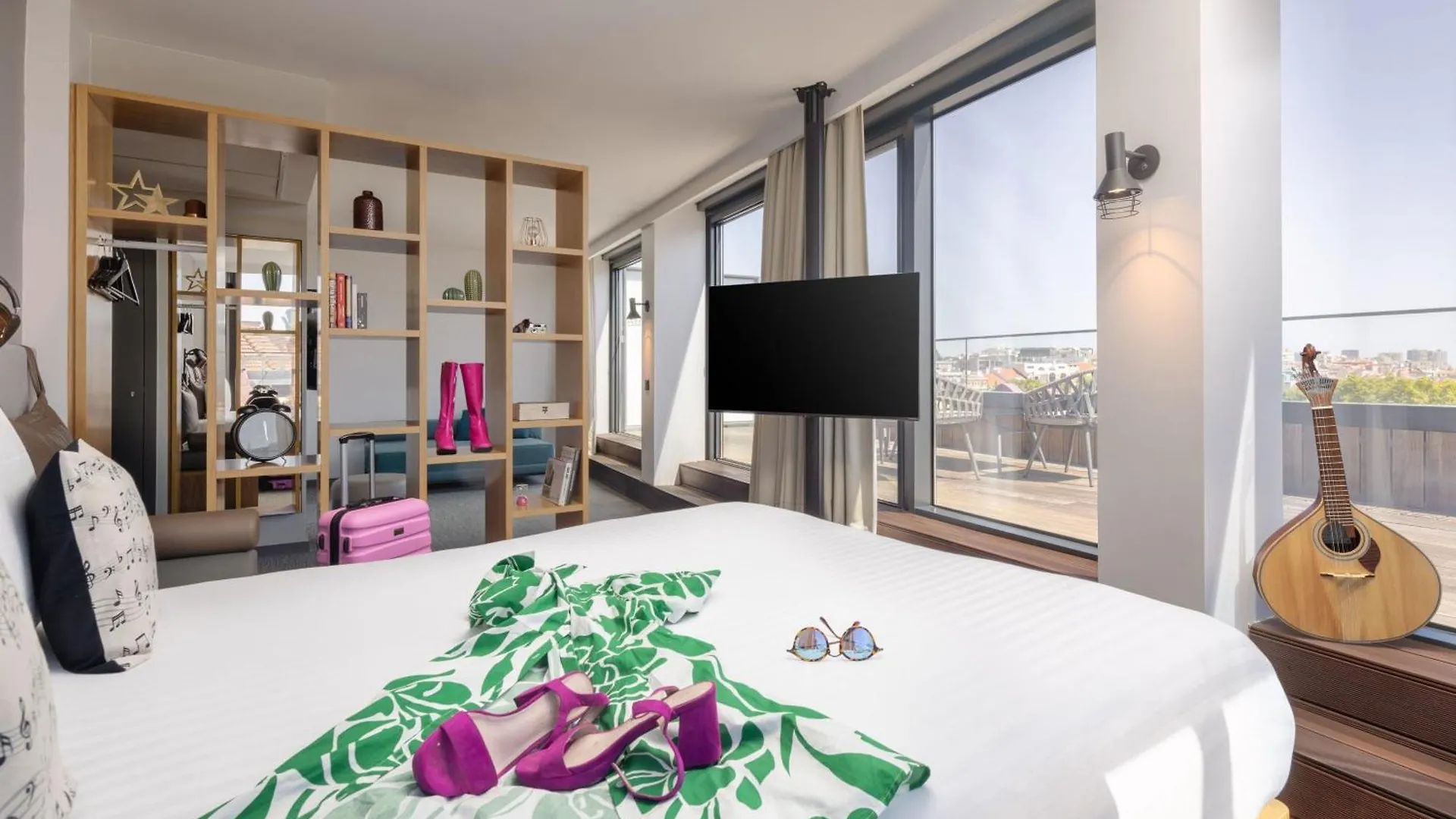 Moxy Lisbon City 3*,